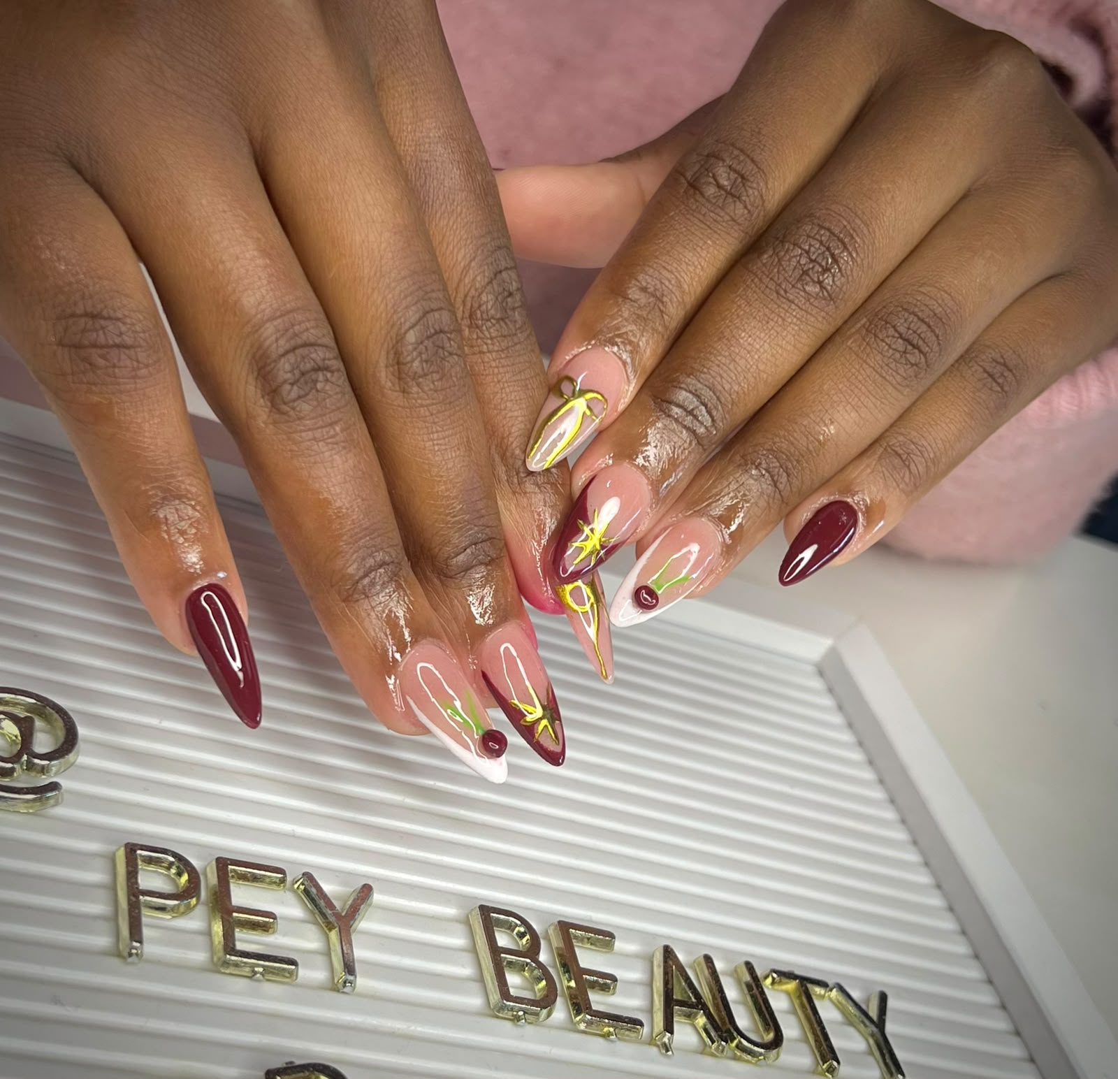 Mixed nail art set with gold and burgundy nails