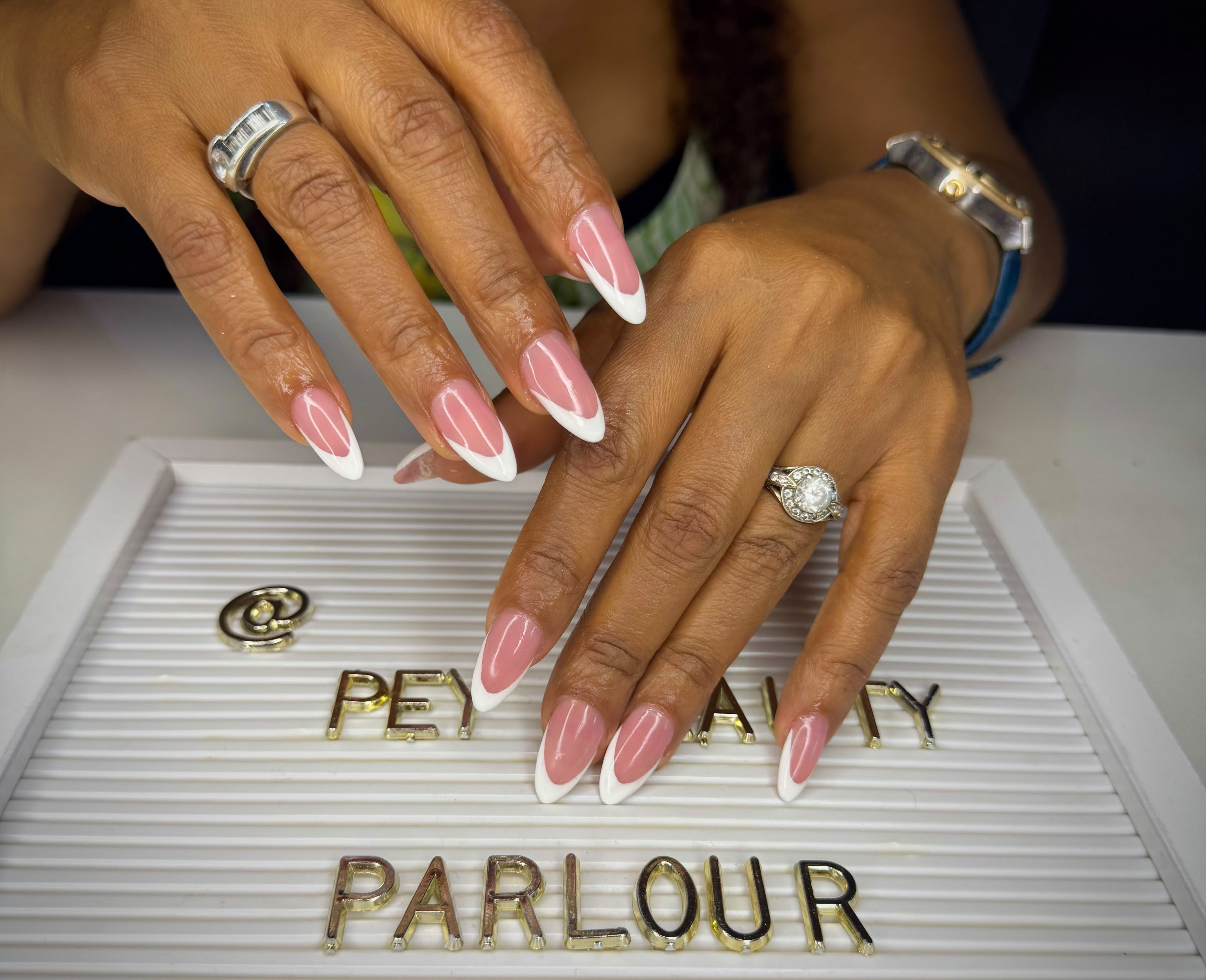 Classic french almond nail set